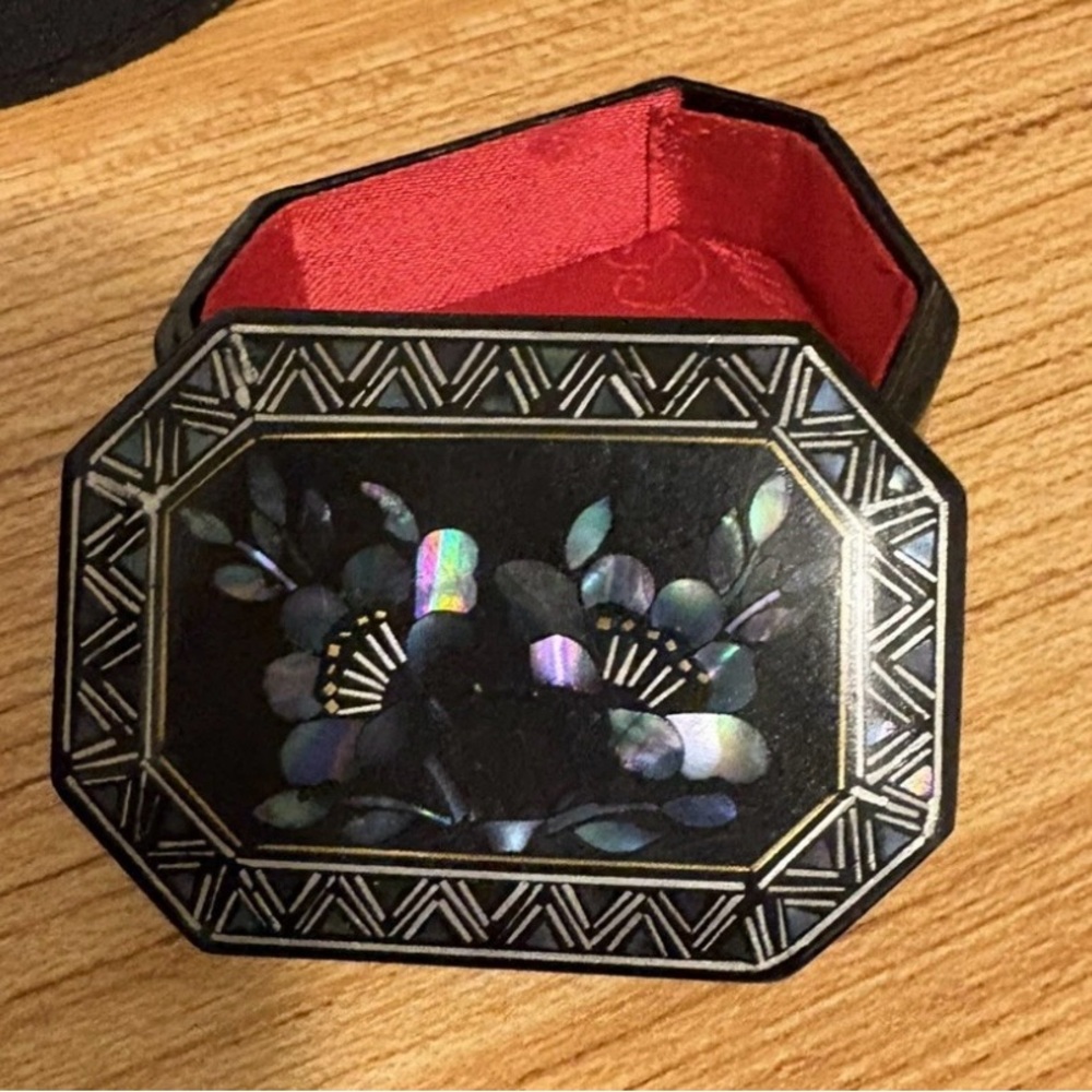 Black lacquer Mother of Pearl Chinese trinket box.